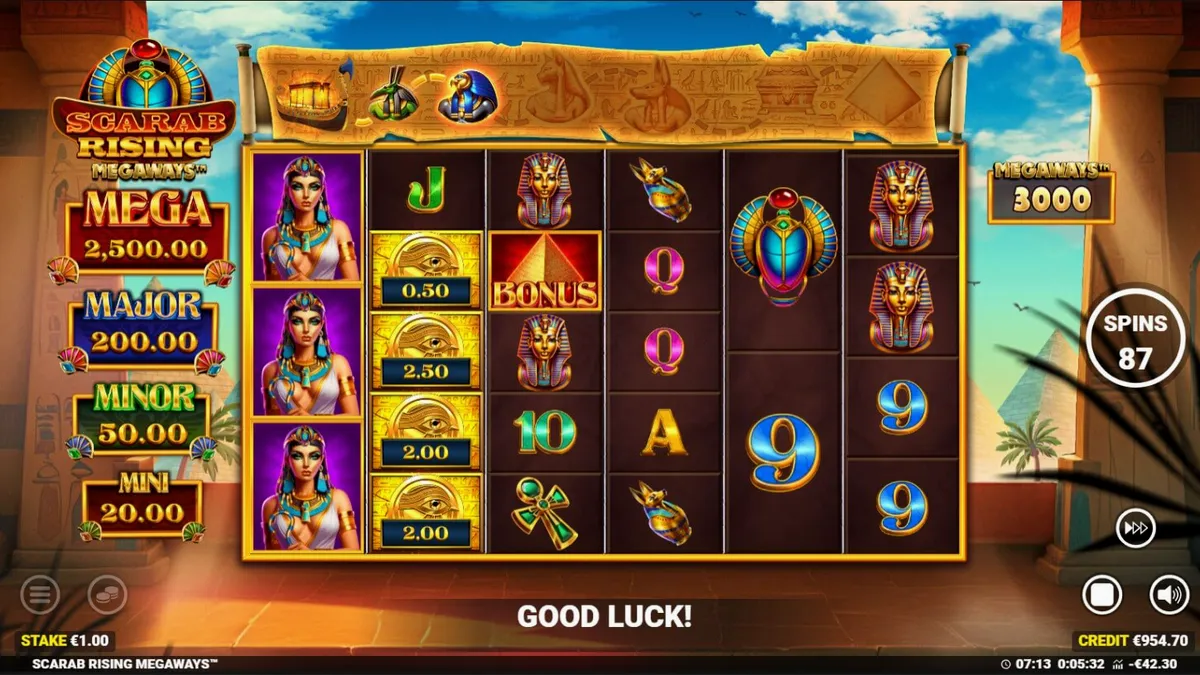 Tampilan antarmuka slot Scarab Rising Megaways dengan tema Mesir Kuno